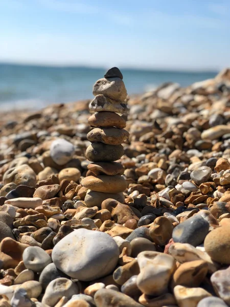 Ein Turm Aus Steinen Strand Vor Verschwommenem Hintergrund — Stockfoto