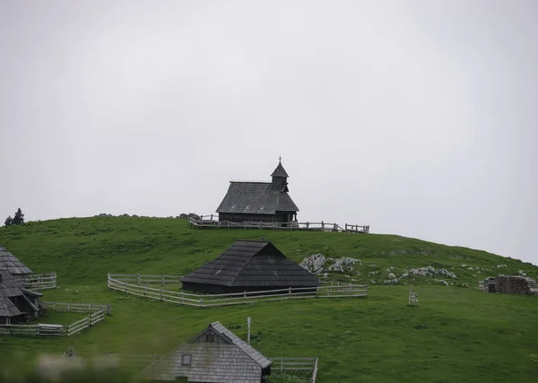 Église Kapela Marije Snezne Sur Une Colline Verdoyante Velika Planina — Photo