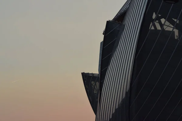 法国巴黎市的路易斯 威登基金会博物馆的一张低角照片 落日时分 天空映衬着天空 — 图库照片