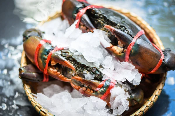 Hermoso Chupito Cangrejo Fresco Una Canasta Con Hielo — Foto de Stock