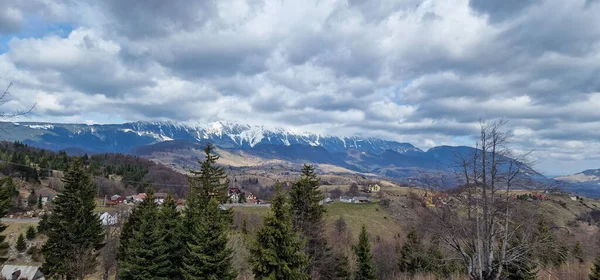 Una Panoramica Panoramica Panoramica Sulle Montagne Innevate Immerse Nel Verde — Foto Stock