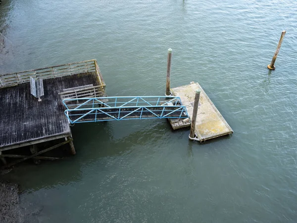 用金属桥和木桩浮动混凝土防波堤 空中风景 库存照片 — 图库照片