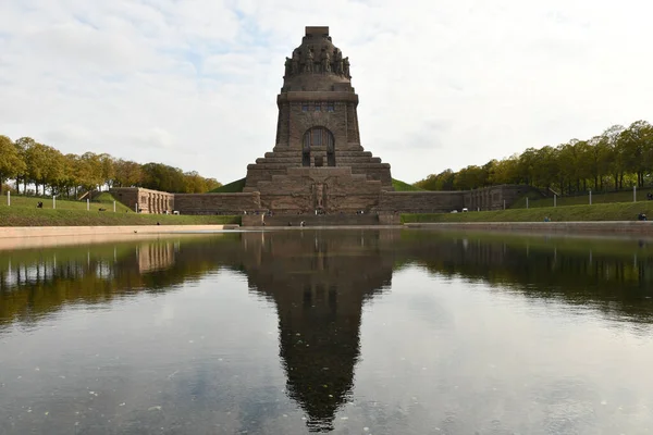 Staw Odzwierciedlający Pomnik Bitwy Narodów Lipsku Niemcy Przeciwko Zachmurzonemu Niebu — Zdjęcie stockowe