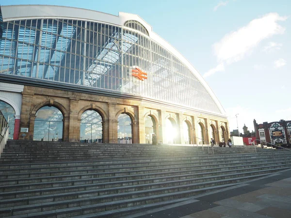 Reflejo Del Sol Frente Una Estación Tren Londres — Foto de Stock