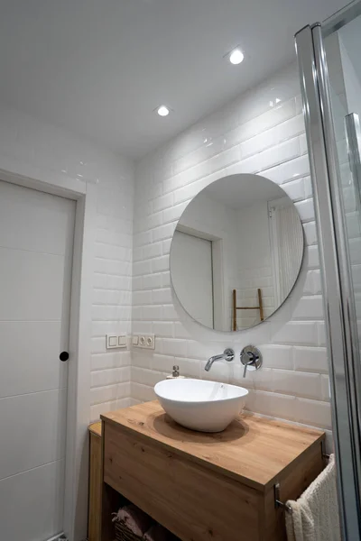 Banyoda Lavabo Musluğu Olan Beyaz Duvardaki Dikey Ayna Görüntüsü — Stok fotoğraf
