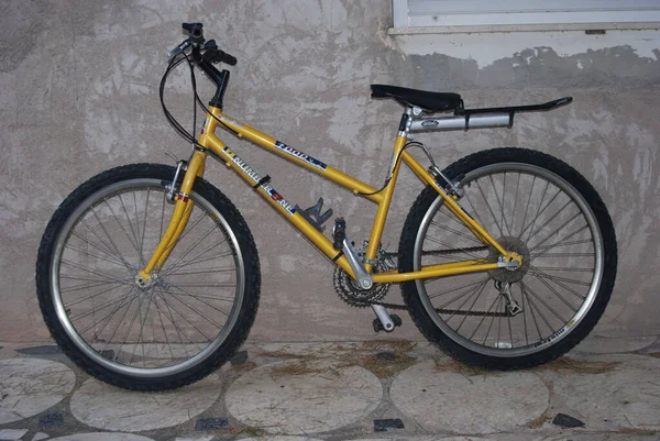 Ein Gelbes Fahrrad Das Der Nähe Einer Alten Mauer Geparkt — Stockfoto