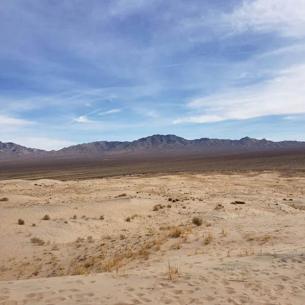 Güneşli bir günde güzel dağların havadan görünüşü
