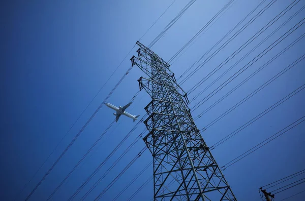 Ein Tiefflug Eines Flugzeugs Das Über Den Stromleitungen Gegen Einen — Stockfoto