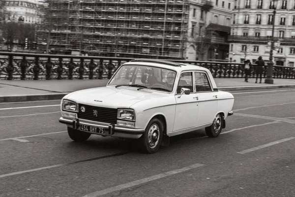 通りの古典的なフランス車だ プジョー304 — ストック写真