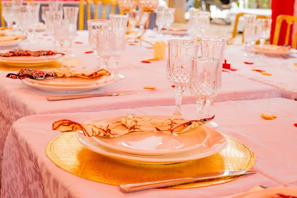 Una Mesa Banquete Con Confeti Pañuelo Africano Platos Arreglados Cubiertos —  Fotos de Stock
