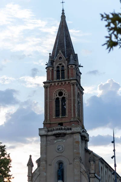 フランス カストレスのサン ジャン ルイ教会の垂直ショット — ストック写真