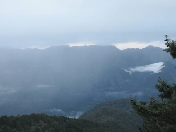 Krásný Výhled Yushan Také Známý Jako Mount Jade Kopce Mlhavém — Stock fotografie