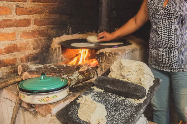 Мексиканка Готує Кукурудзяну Клітку Метаті Деревну Пічку Приготування Тортільї — стокове фото