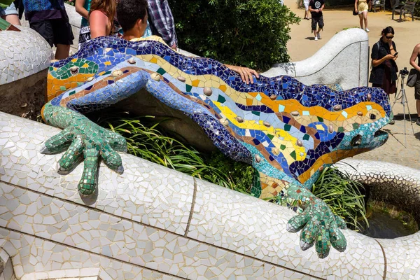 Een Drakenfontein Gaudi Veelkleurige Mozaïeksalamander Park Guell Barcelona Spanje Symbool — Stockfoto