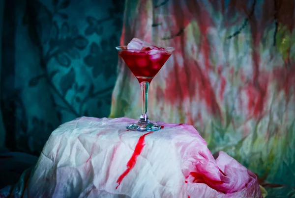 Renkli Bir Sanat Arka Planında Buzlu Pembe Bir Kokteylin Yakın — Stok fotoğraf