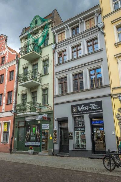 Eine Vertikale Aufnahme Von Geschäften Unter Traditionellen Steingebäuden Torun Polen — Stockfoto