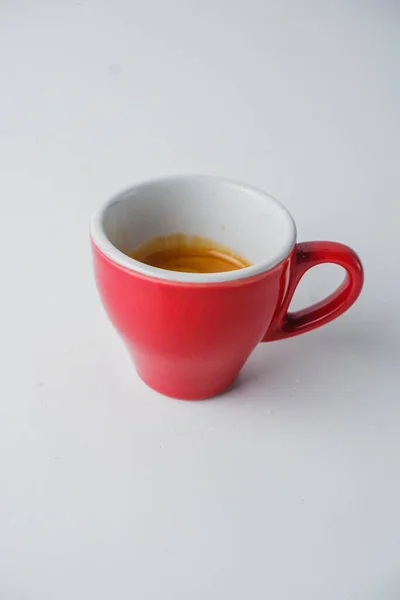 Tiro Vertical Uma Xícara Vermelha Café Expresso Isolado Fundo Branco — Fotografia de Stock