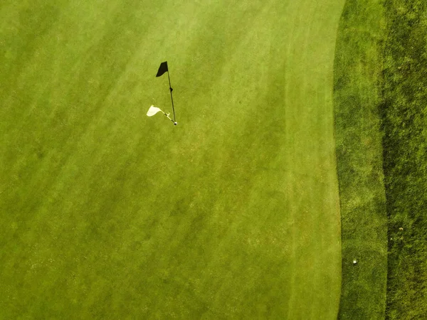 Luftaufnahme Von Einem Golfplatz Wir Eine Flagge Sehen Können Die — Stockfoto