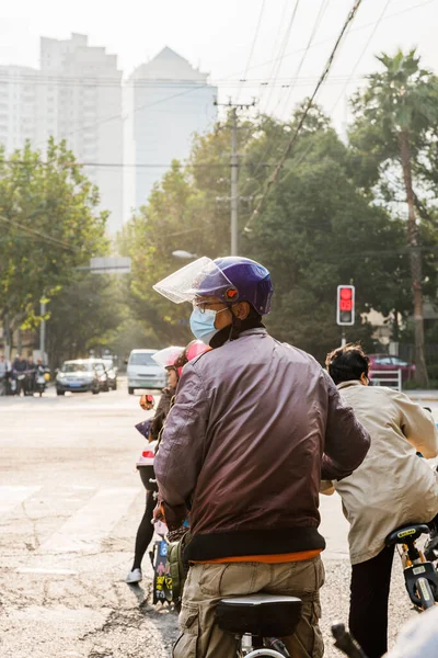 Disparo Vertical Hombre Con Una Máscara Médica Casco Montando Una —  Fotos de Stock