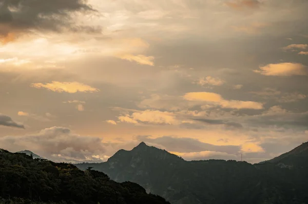 サンティアゴ アッティラン湖 グアテマラの風光明媚な丘の上に劇的な雲の風景 — ストック写真