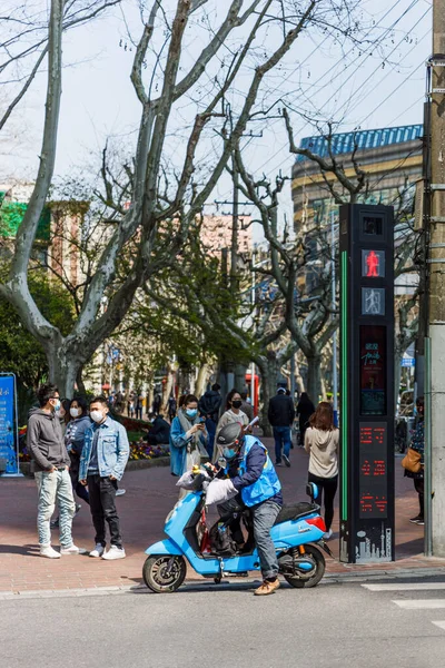 Şangay Çin Sokaklarında Meşgul Insanların Dikey Çekimi — Stok fotoğraf