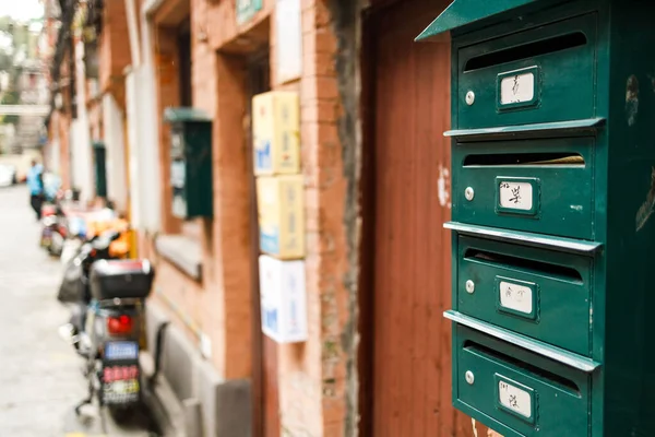 Eine Nahaufnahme Eines Briefkastens Einer Wand Mit Fahrrädern Die Draußen — Stockfoto