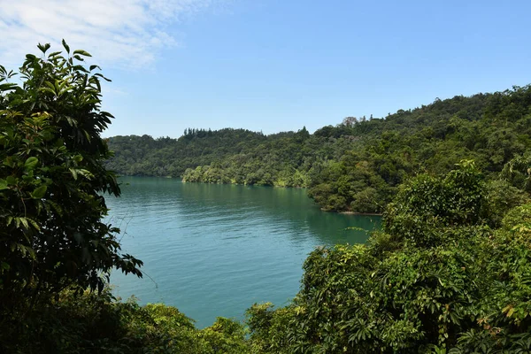Красивый Вид Озеро Солнечная Луна Тайване Окруженное Пышными Зелеными Лесами — стоковое фото
