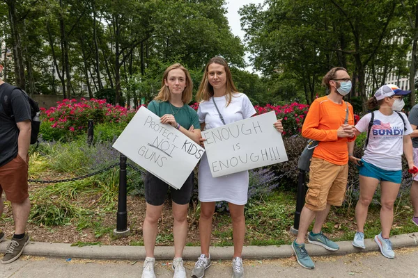 Silahları protesto eden büyük bir kalabalık. Brooklyn 'deki Cadman Plaza' dan Brooklyn Köprüsü üzerinden New York 'a yürüyorum. Hayatımızın üzerinden yürü Protesto et.