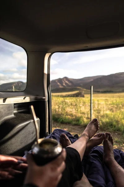Μια Όμορφη Φωτογραφία Ανθρώπων Που Πίνουν Ένα Φορτηγάκι Στα Βουνά — Φωτογραφία Αρχείου