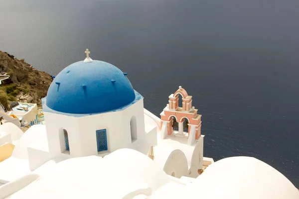 Una Vista Alto Angolo Una Chiesa Bianca Vicino Bellissimo Lago — Foto Stock