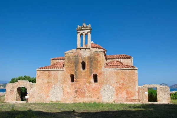Şatodaki güzel Hıristiyan Bizans kilisesi, şatodan görünen Kurtarıcının Dönüşümü Kilisesi (Niokastro, Pylos). Yunanistan