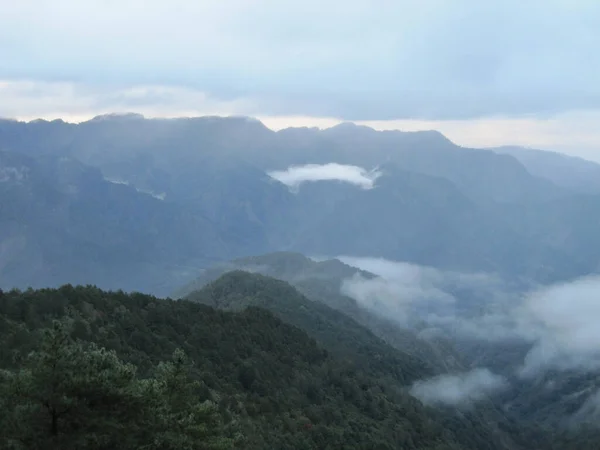 台湾の霧深い日に玉山や丘としても知られる玉山の美しい景色 — ストック写真