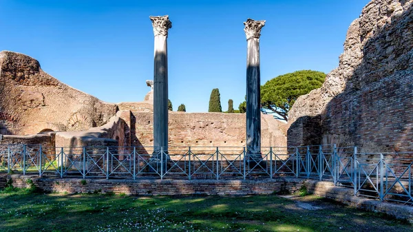オスティア アンティカ Ostia Antica 古代ローマの港都市の位置するオスティアの近代的な町の近くにある大きな考古学遺跡です — ストック写真