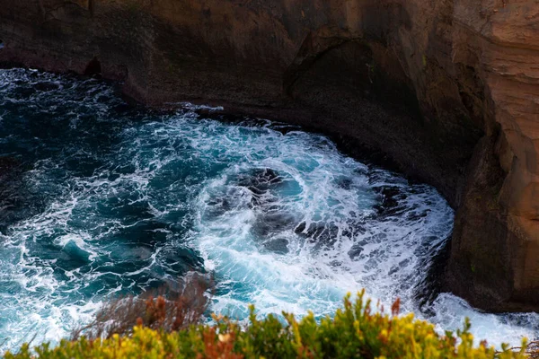 Güzel su yüzeyi deseni. Nazik dalgalar ve kahverengi uçurum.