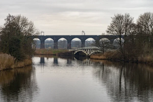 Una Vista Panorámica Viejo Puente Piedra Que Refleja Río Día — Foto de Stock