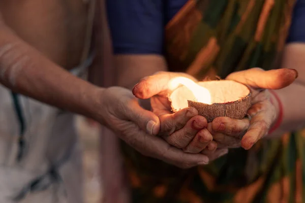Зграя Жіночих Рук Тримають Свічку Кокосовій Оболонці Варанасі Індія — стокове фото