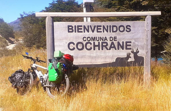 Велосипед Припаркованный Траве Рядом Приветственной Вывеской Коммуны Кокрейн Чили — стоковое фото
