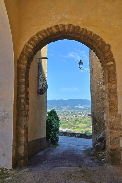 Uma Rua Estreita Entre Antigas Casas Teggiano Uma Aldeia Medieval — Fotografia de Stock