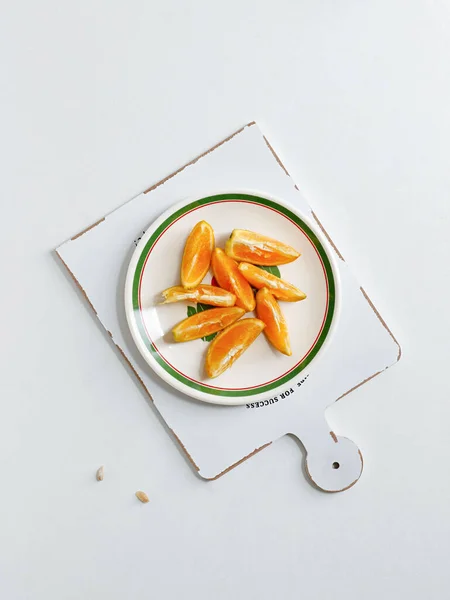 Een Verticaal Bovenaanzicht Van Gesneden Sinaasappels Een Plaat Een Wit — Stockfoto