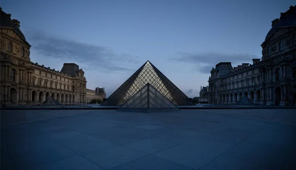 Piękny Widok Piramidę Luwru Paryżu Francja Przed Świtem — Zdjęcie stockowe