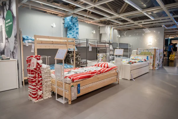 Expozice Různých Dětských Postýlek Prodejně Nábytku Domácích Spotřebičů Ikea Polsku — Stock fotografie