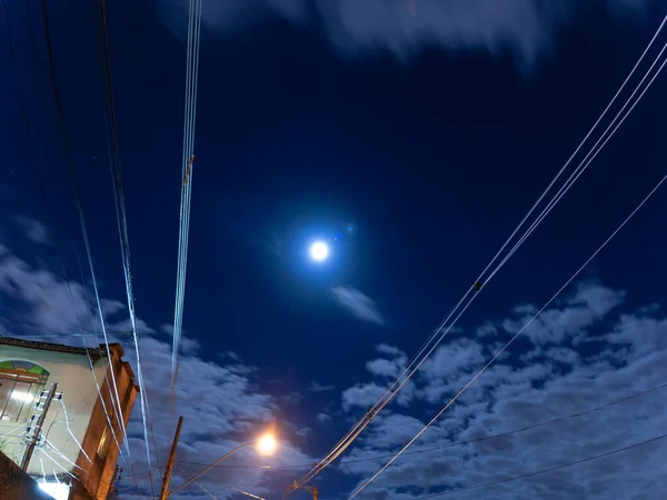 Auf Der Straße Geparkte Autos Mond Zwischen Wolken — Stockfoto