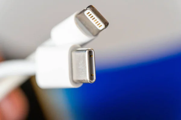 Gros Plan Des Connecteurs Usb Blanc Mâle Lightning Mâle — Photo