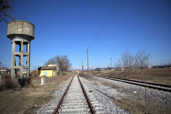 生锈的旧铁轨和旧水塔 — 图库照片