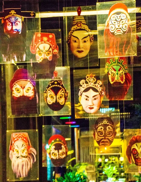 海安一家商店的橱窗和玻璃窗上的佛教面罩 — 图库照片