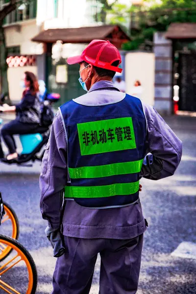 Pohled Dělníka Ulici Šanghaji Slunečného Dne — Stock fotografie