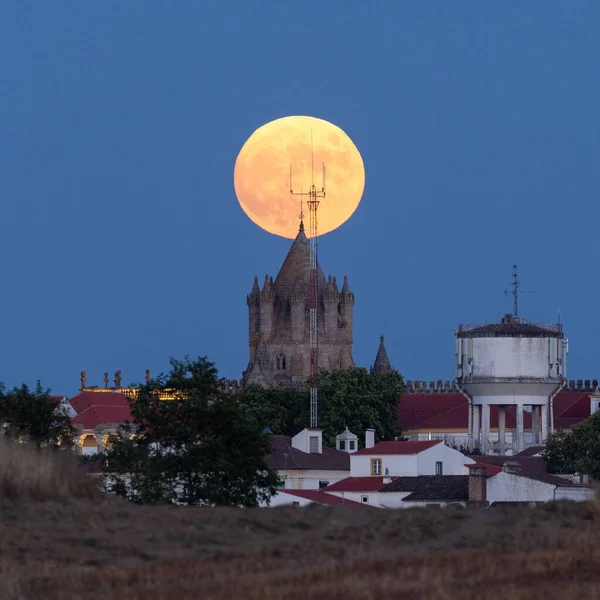 Colpo Verticale Della Cattedrale Evora Contro Grande Luna Piena Portogallo — Foto Stock