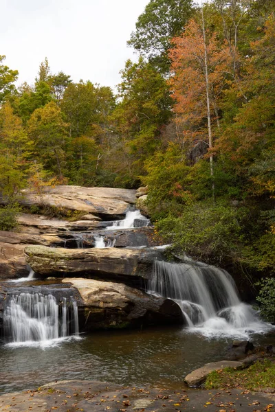Vertikální Záběr Chau Ram Falls Lese Jižní Karolíně Usa Podzim — Stock fotografie