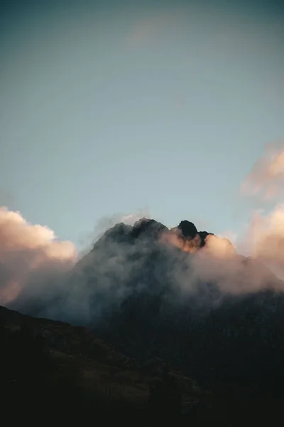 Прекрасный Вид Гору Трифан Покрытую Облаками Уэльсе — стоковое фото