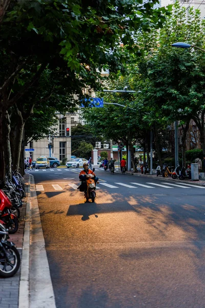Eine Senkrechte Aufnahme Von Fahrzeugen Die Tagsüber Auf Der Straße — Stockfoto